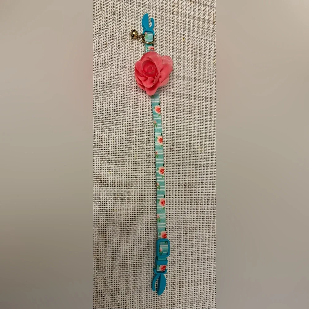 This floral collar is decorated with a rose and is suitable for small dogs and